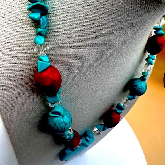 Turquoise Howlite & Red Beaded Necklace With Cross Pendant. N37 - Picture 7 of 9